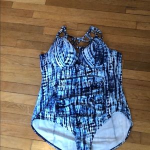 Too big only worn once